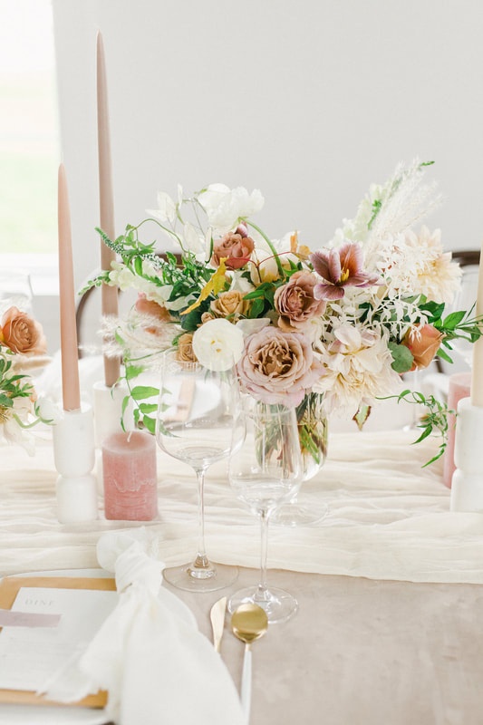 Blush and nude color wedding centerpieces. Garden roses, dried flowers, ranunculus.